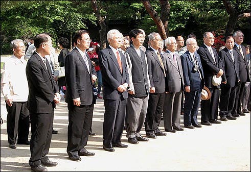 세종임금에게 꽃바치는 행사에 참석한 원로들 